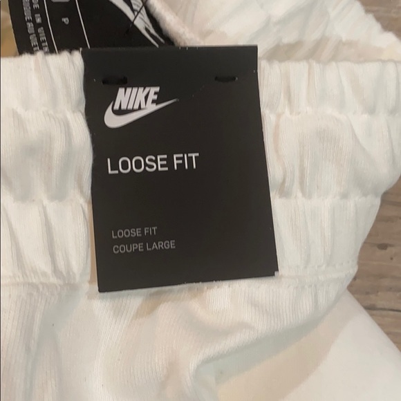 Nike - Picture 4 of 7